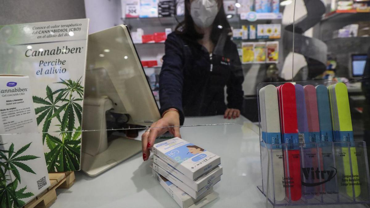 Una farmacia dispensa varias test de autodiagnóstico por antígenos, ayer en València. 