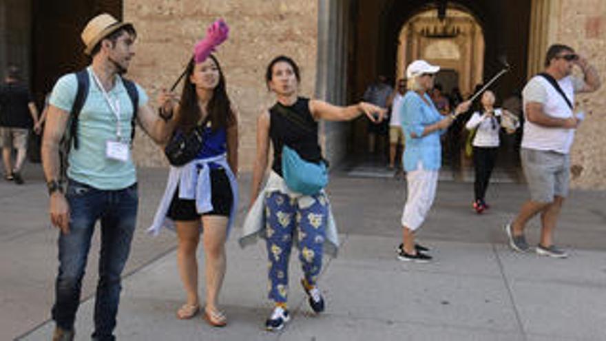 Turistes al Monestir de Montserrat.