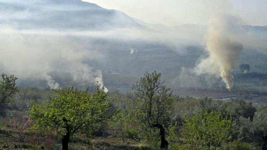 Imagen de varias quemas agrícolas realizadas de forma simultánea en la Vall de Seta, dentro de la comarca de El Comtat.
