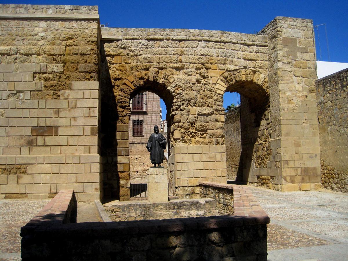 Arcos contiguos a la Puerta de Sevilla y la estatua de Ibn Hazm.