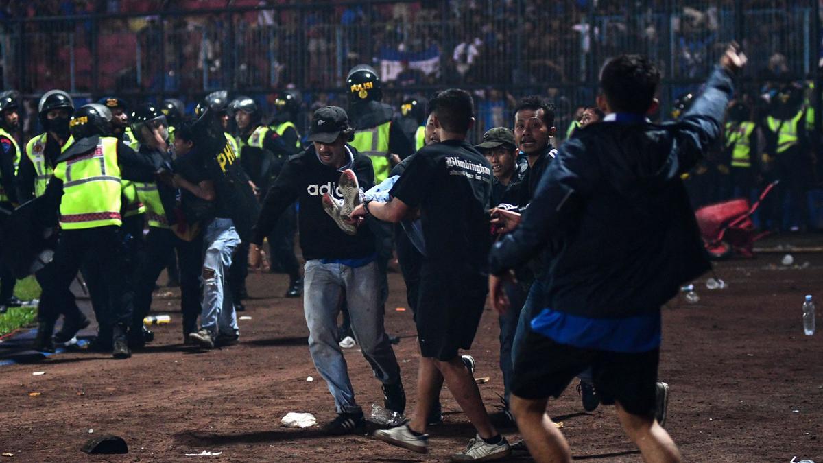 Una estampida durante un partido de fútbol en Indonesia causa casi 200 muertos