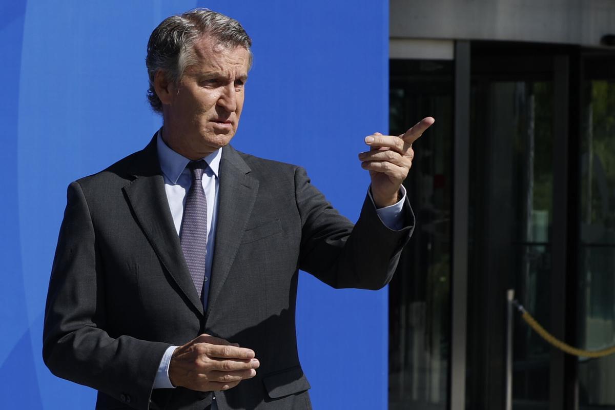 MADRID, 15/07/2026.- El presidente del PP, Alberto Núñez Feijóo, a su llegada al Foro EPP Libertas que tiene lugar este miércoles en Madrid. EFE/ J.J.Guillen