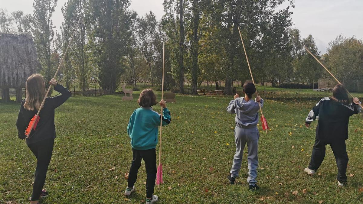 Alumnes d'una escola participant en una de les activitats del Parc de la Draga