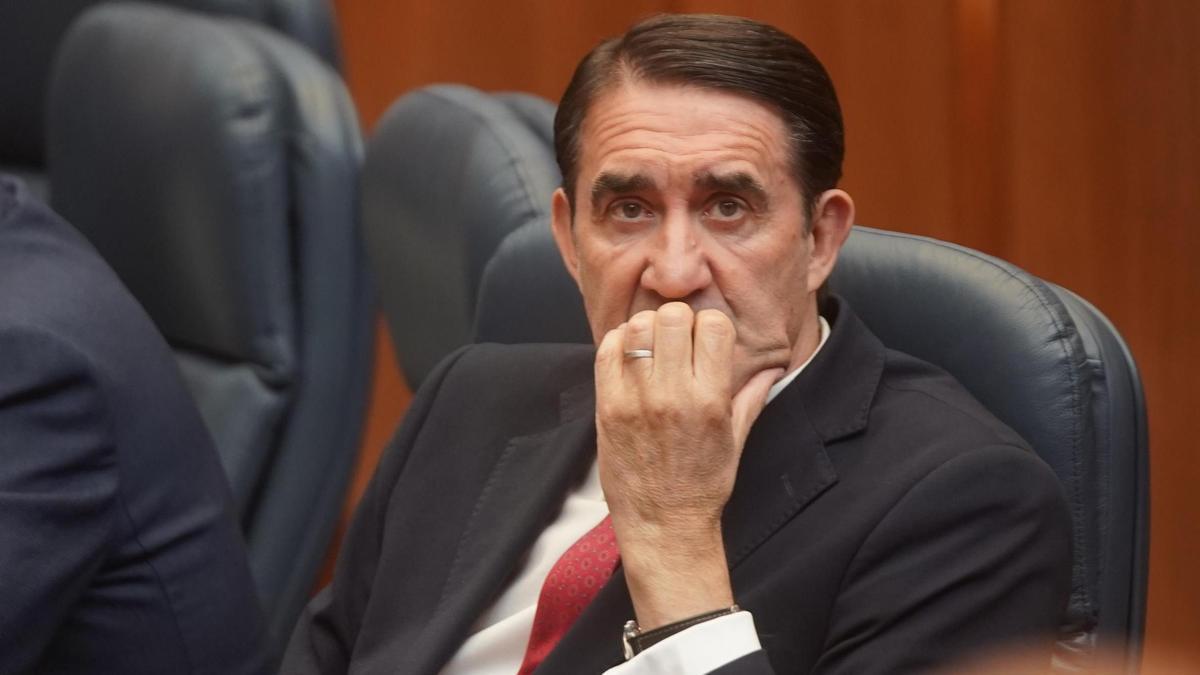 El consejero de Medio Ambiente, Juan Carlos Suárez-Quiñones, durante un pleno de las Cortes.