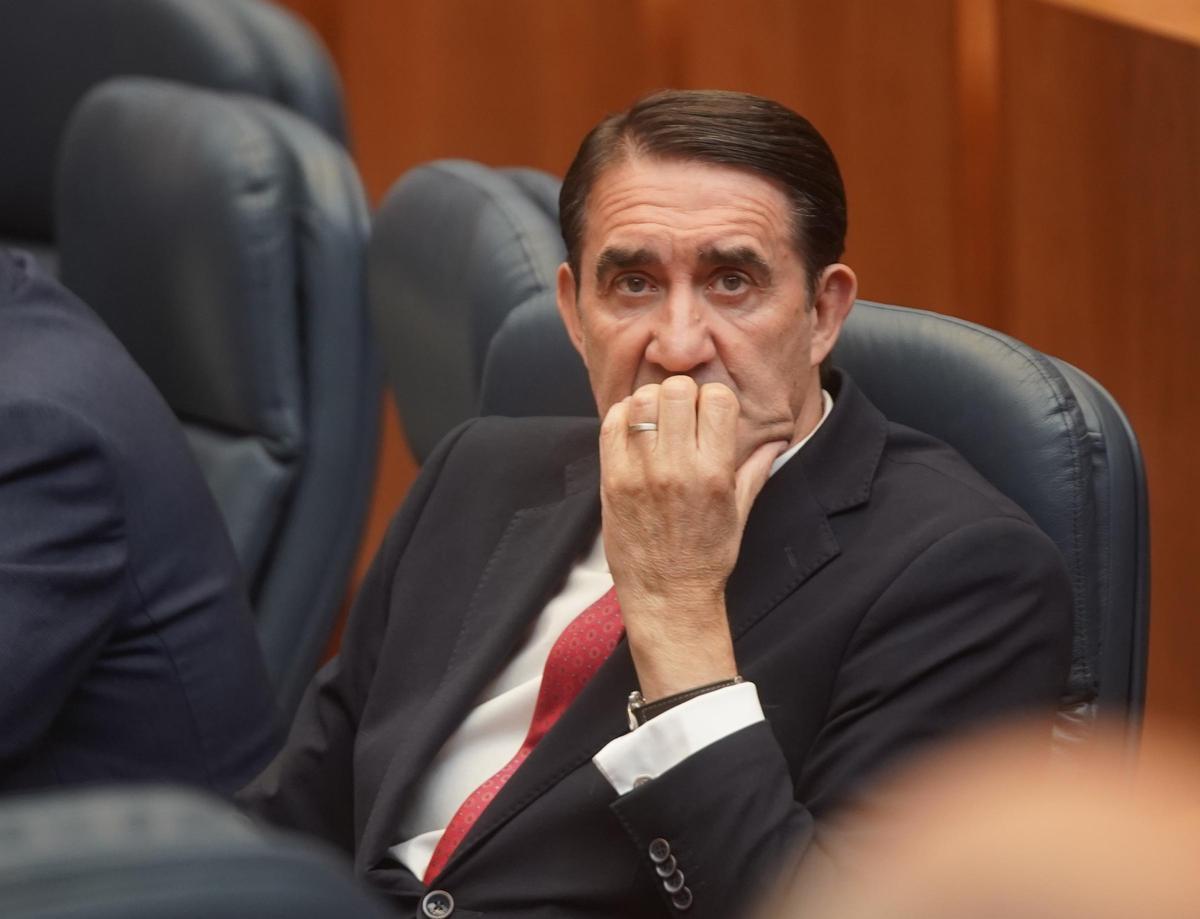 El consejero de Medio Ambiente, Juan Carlos Suárez-Quiñones, durante un pleno de las Cortes.