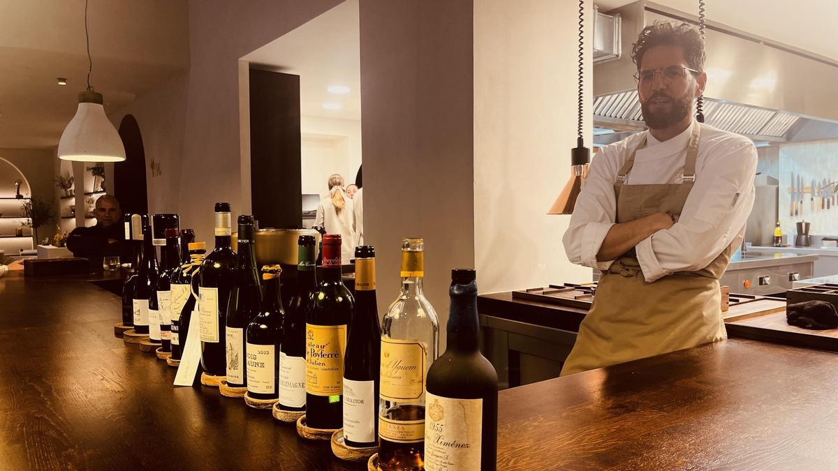 Rubén Hernández Mosquero, ante la selección de vinos de Emi.