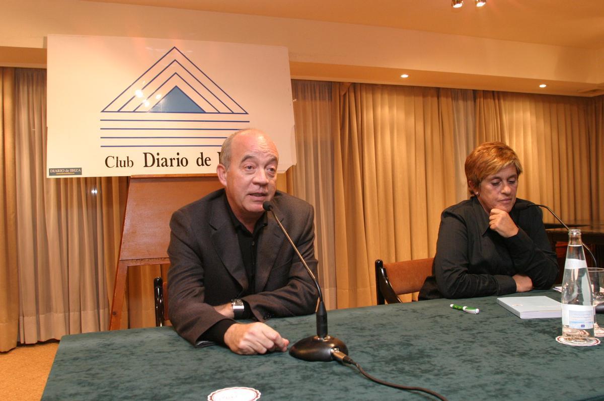Antonio Tapia con su amiga Chelo García Cortés en el Club Diario de Ibiza