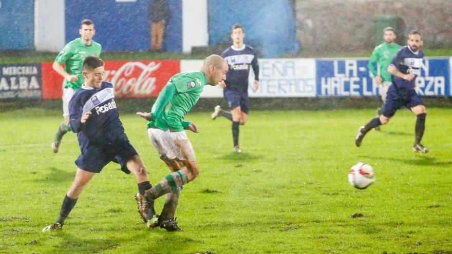 El llanisco Aitor avanza con la oposición de César.