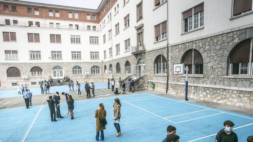 Alumnos en el patio del colegio Santa María del Naranco.