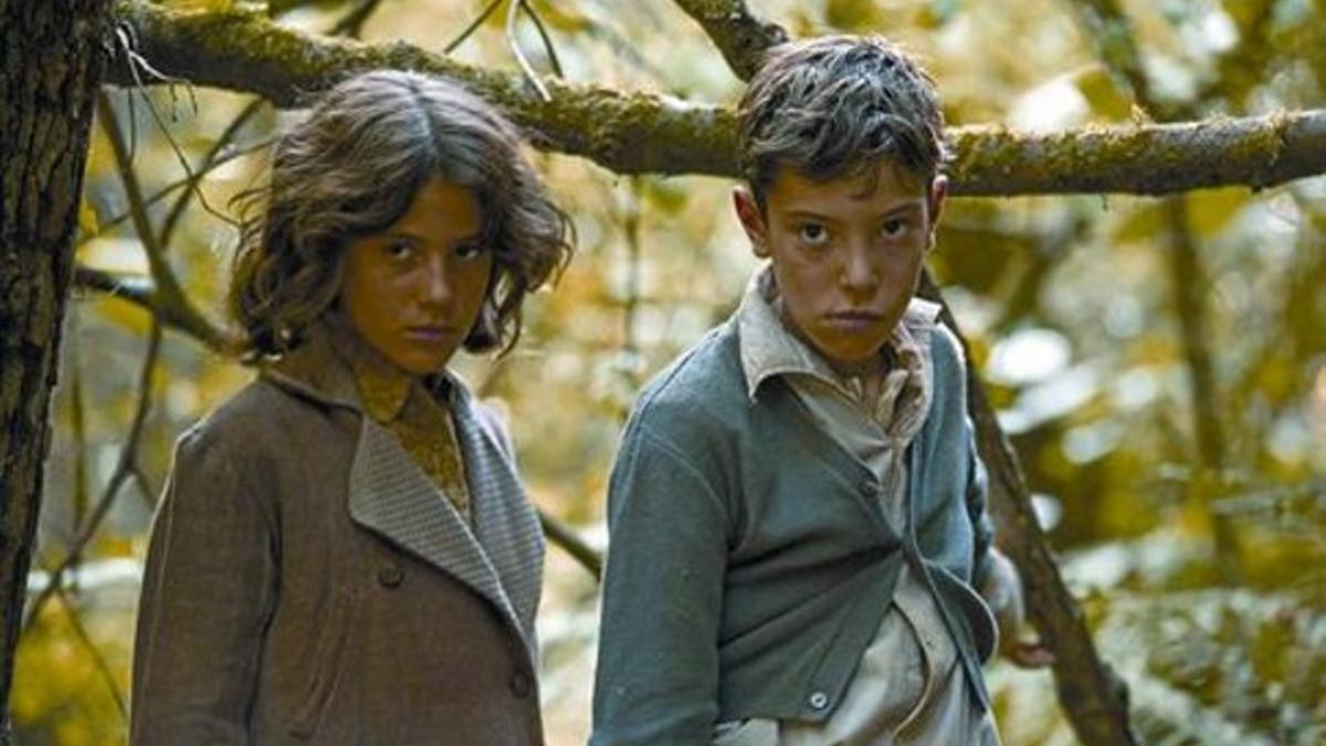 Marina Comas y Francesc Colomer, en un fotograma de 'Pa negre'.