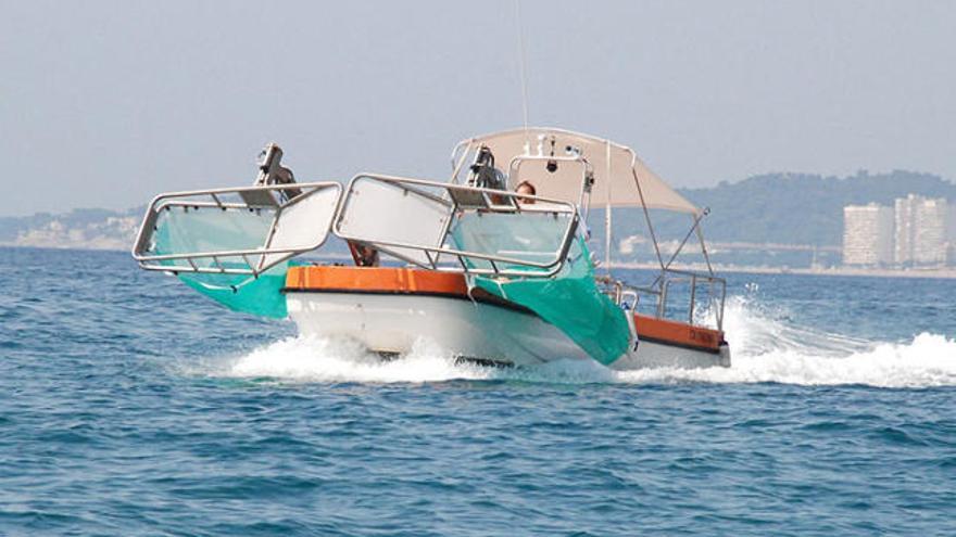 L&#039;embarcació que neteja el litoral de Palamós i Calonge.