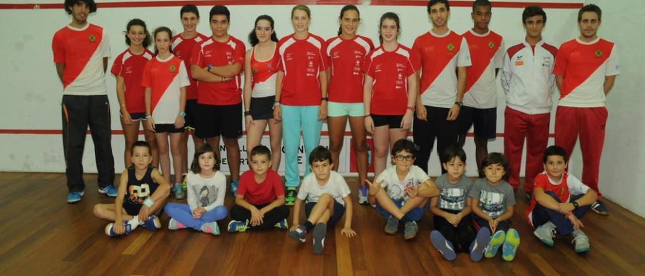 El equipo de competición y también las escuelas del Vigo Squash. E. A.