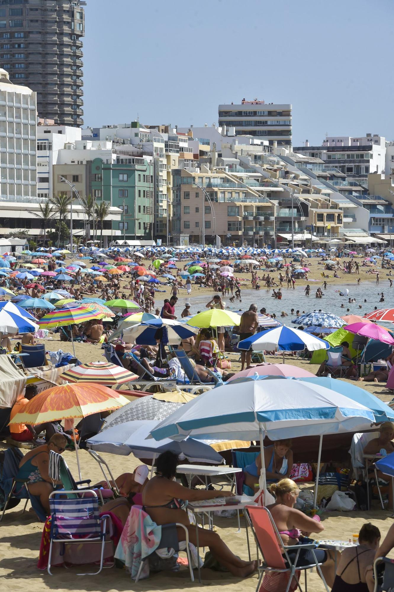 Lleno en la playa de Las Canteras en el último domingo de agosto