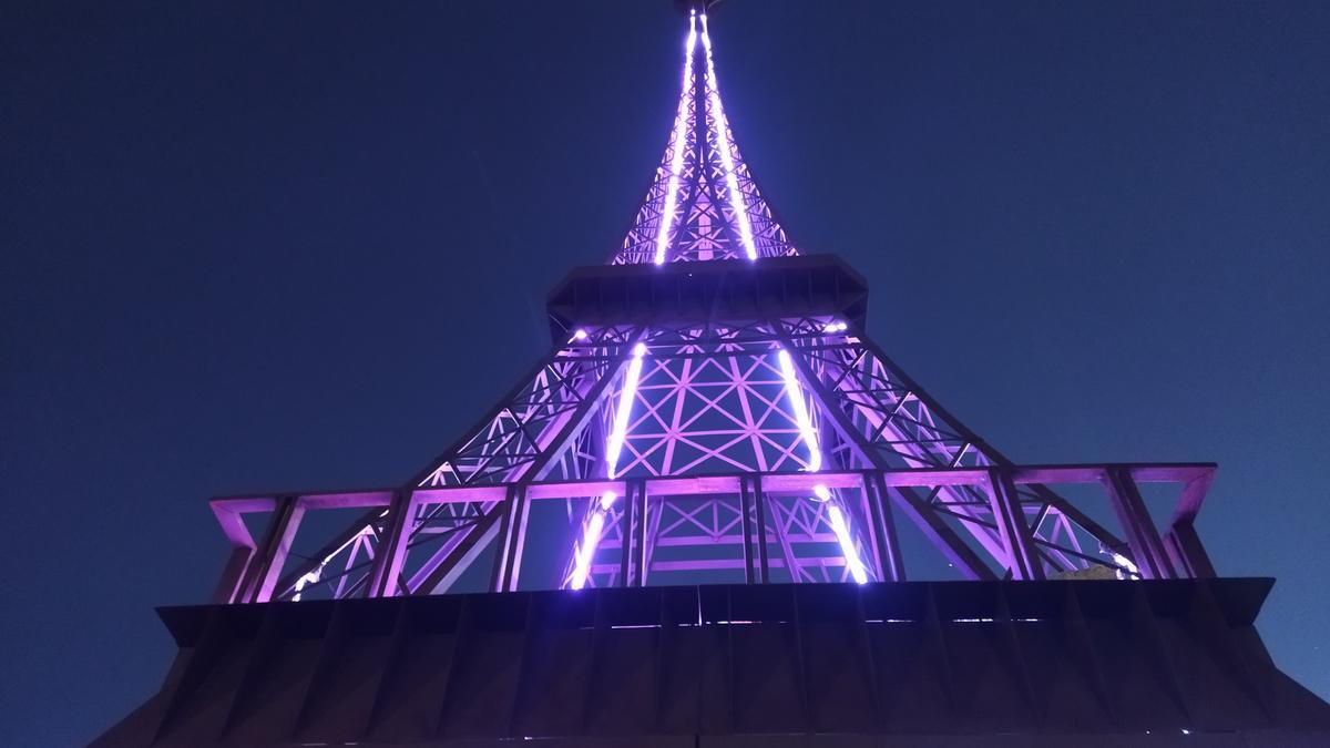 La torre, iluminada de morado