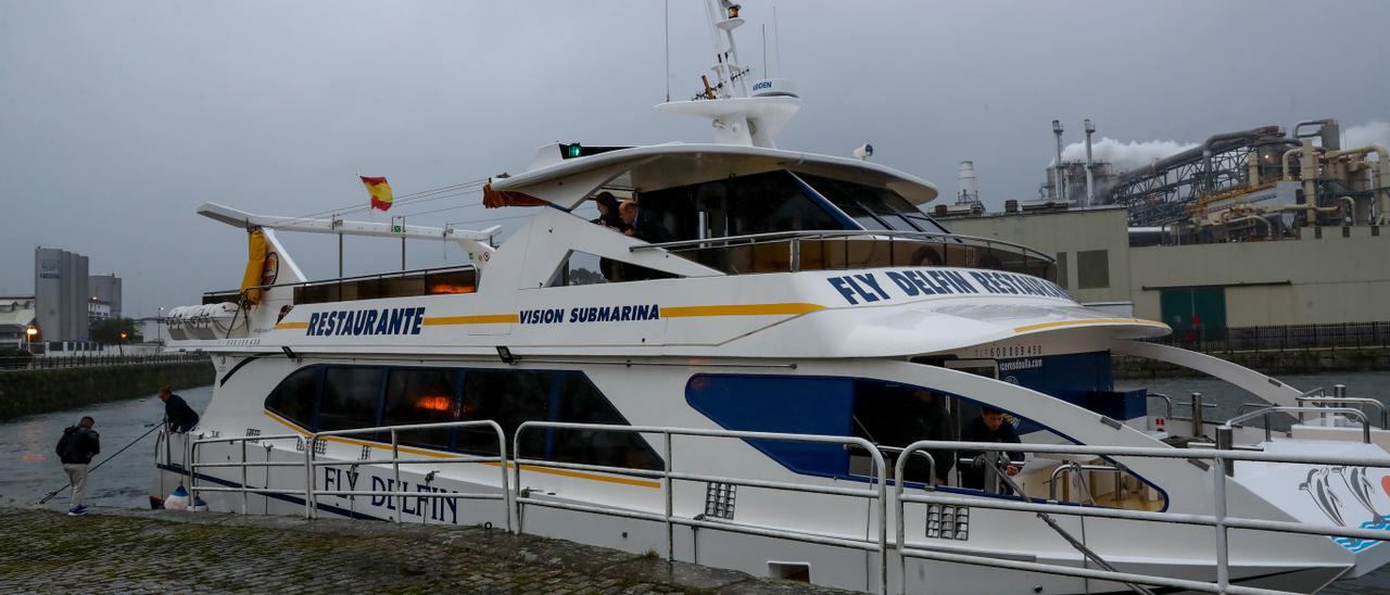 Catamarán Mar de Santiago en el puerto de Vilanova de Arousa