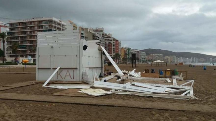 El viento derrumba la terraza de moda en Cullera