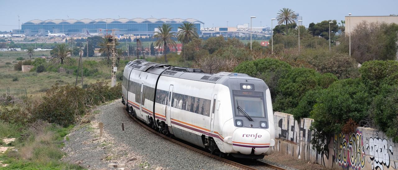 Un tren de cercanías camino de Alicante tras haber salido de Torrellano. Al fondo, el aeropuerto.