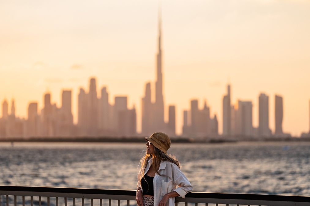 El perfil de Dubái al atardecer: rascacielos, agua y desierto en un mismo horizonte, una imagen que resume la dimensión más espectacular de la ciudad.