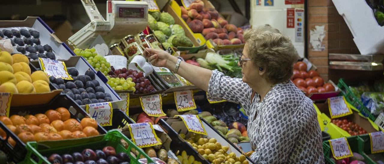 Una mujer compra en un puesto de un supermercado.