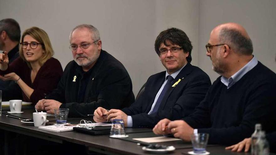 Por la izquierda, la diputada de JxC Elsa Artadi, el exdiputado Lluís Puig, Puigdemont y Pujol. // Reuters