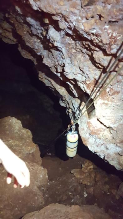 ach einem Tauchunfall in der Cala Romántica an der Ostküste von Mallorca ist in der Nacht auf Sonntag (16.4.) eine großangelegte Rettungsaktion in die Wege geleitet worden. Am Sonntagabend kam auch eine spezielle Felsbohrmaschine zum Einsatz, um das Höhlendach zu durchdringen.