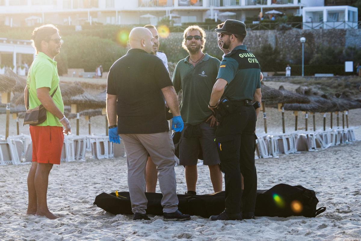Un rayo mata a dos turistas en la playa de Cala Mesquida