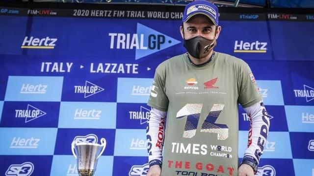 Toni Bou, con el trofeo de campeón del mundo.