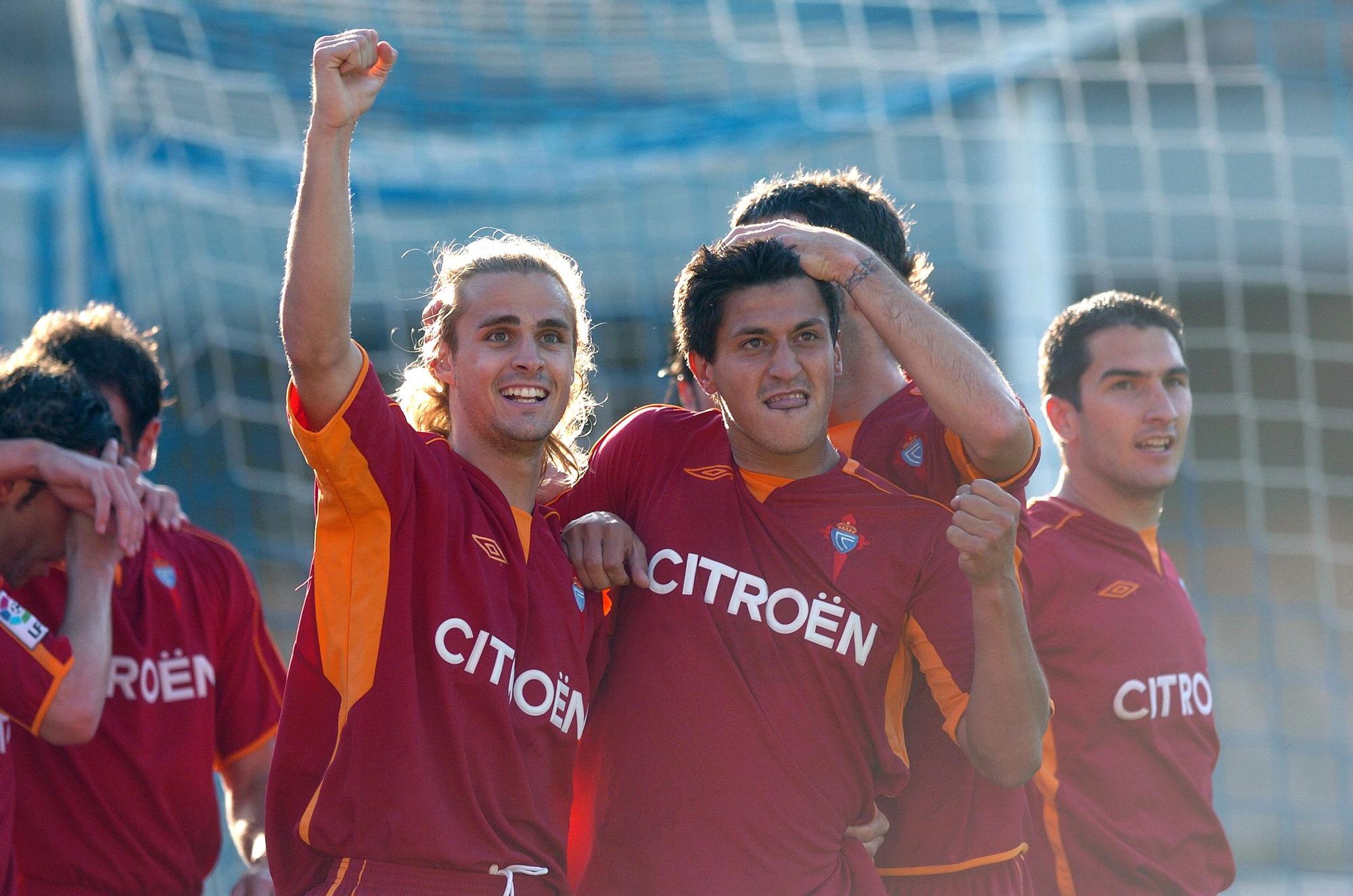 CANOBBIO 05-06-05 Ricardo Grobas Canobbio celebra uno de sus 2 goles ante el Xerez que daban el ascenso, con Toni Moral (i).jpg