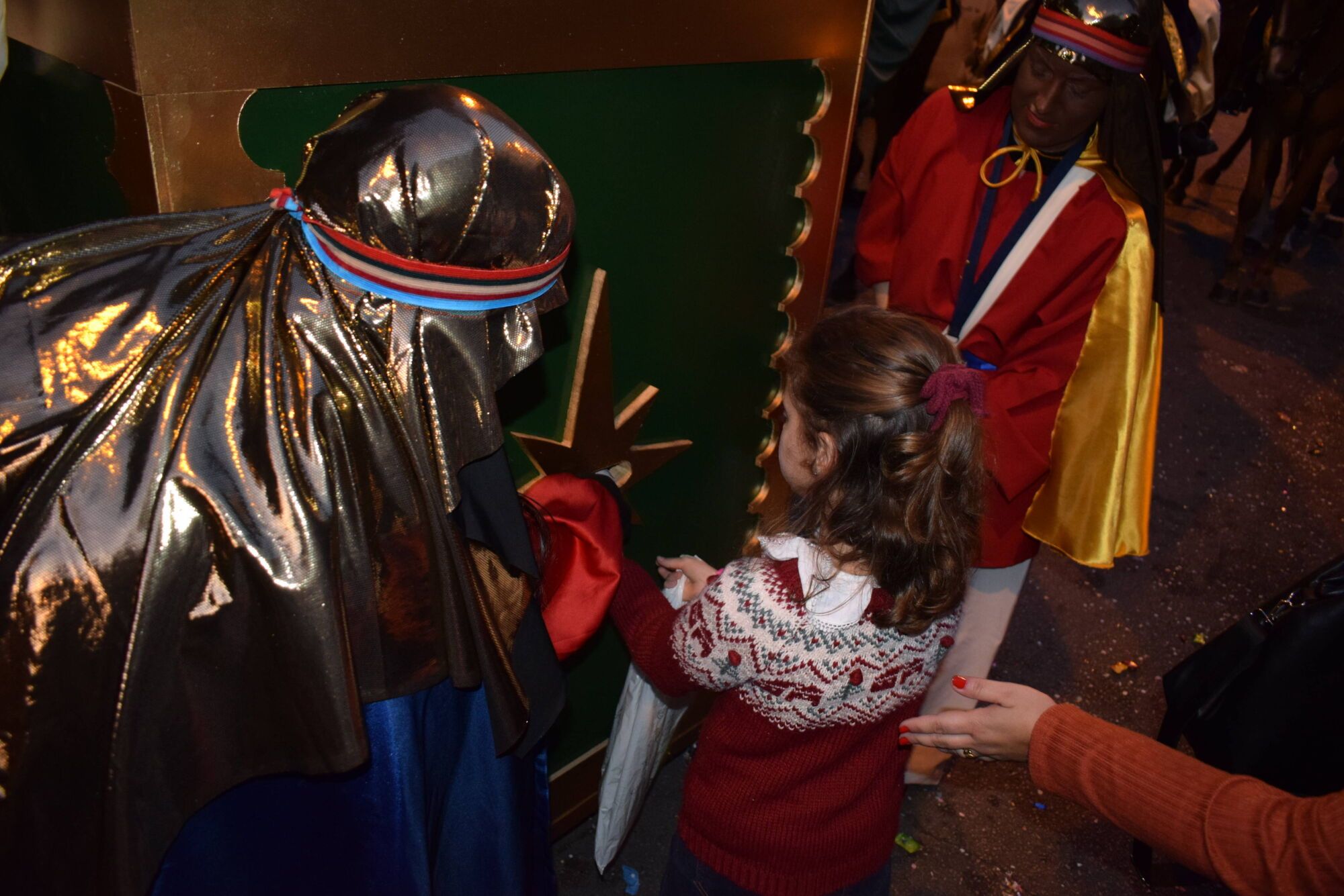 El Heraldo Real recorre las calles del barrio sevillano de Los Remedios recogiendo las cartas de los pequeños el 26 de diciembre de 2024.