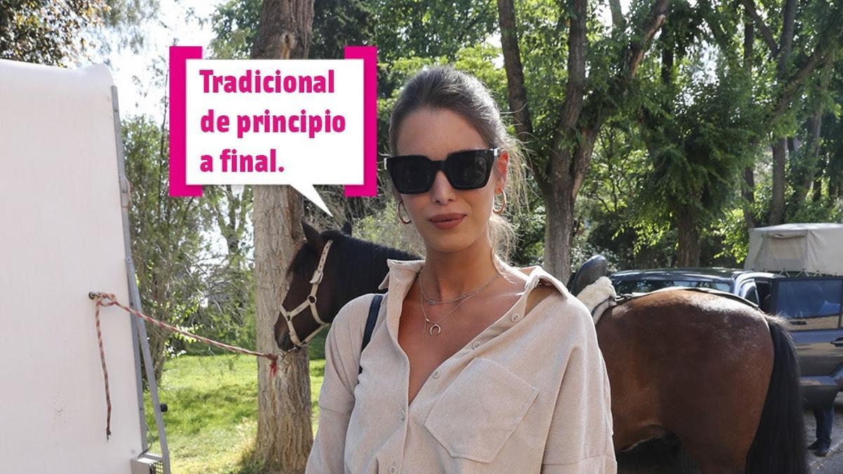 Marta López con camisa y minifalda: "Tradicional de principio a final"
