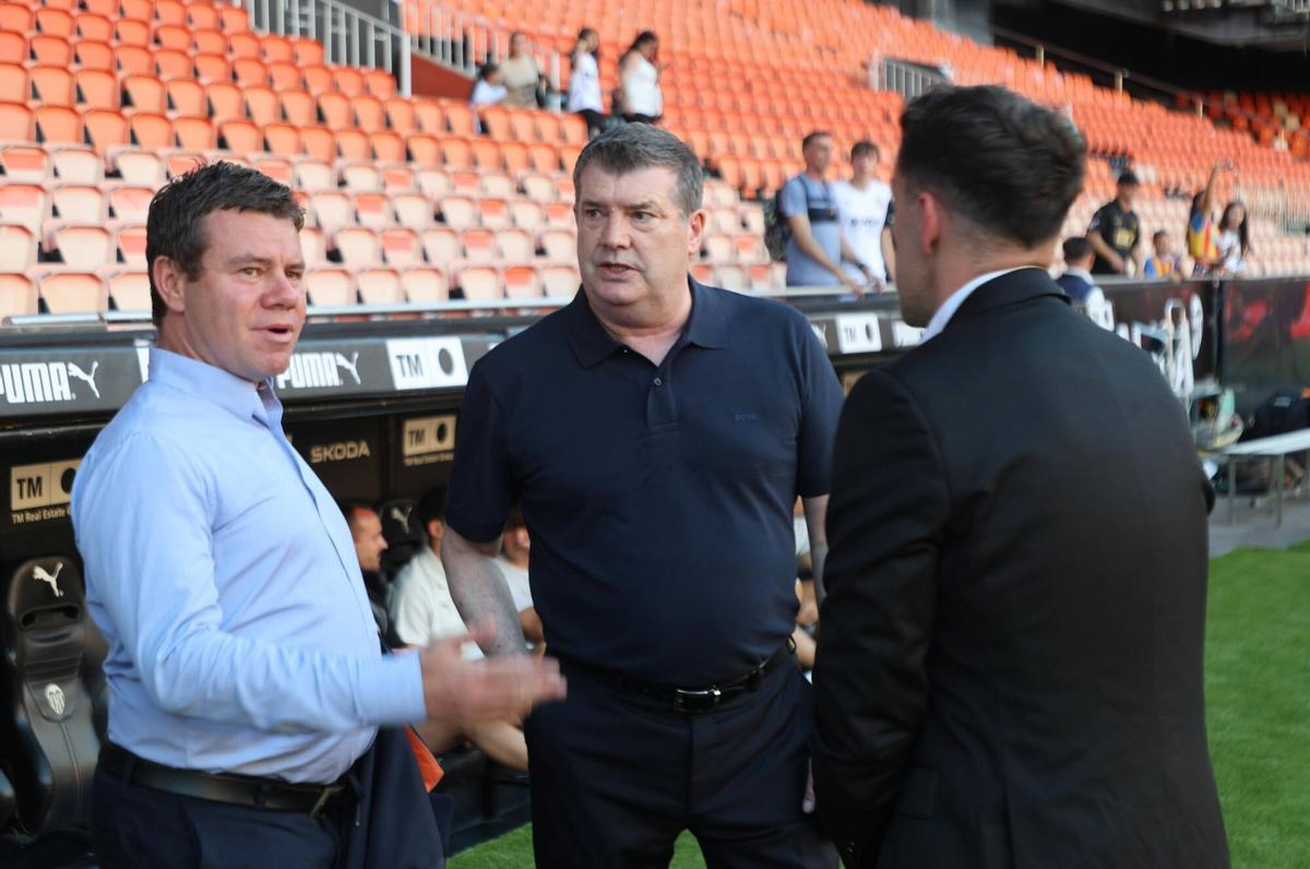 El Valencia CF presenta al equipo para la temporada 2026-2027 antes del Trofeu Taronja.
