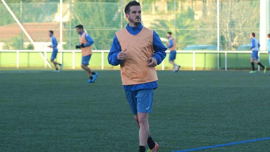 Antonio Bello durante un entrenamiento en su etapa como futbolista del Pontevedra. // Rafa Vázquez