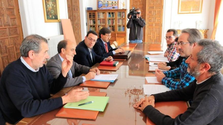 Reunión entre Ayuntamiento y Diputación en la institución municipal.