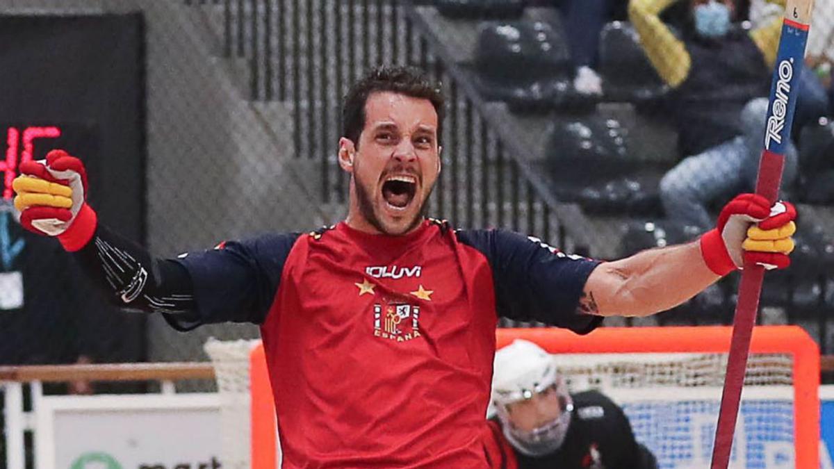 Toni Pérez celebra su gol en la final del Europeo. En el círculo, con su abuelo Alberto y el trofeo. | RFEP