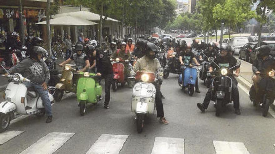 Una cinquantena de participants circulen a la concentració Scooterrun