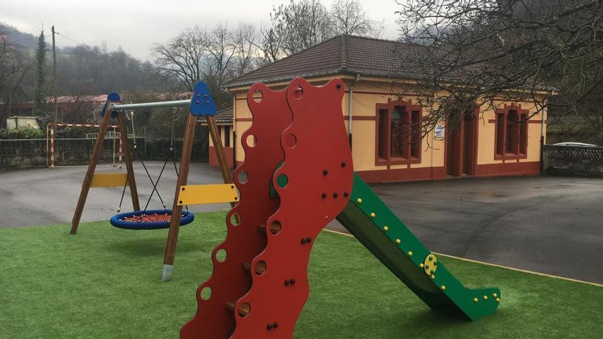 El parque infantil recién creado en Entralgo.