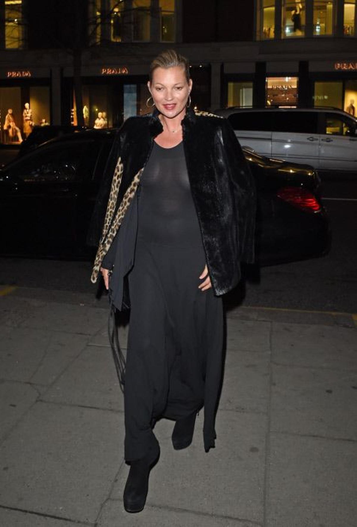 Kate Moss apuesta por el negro