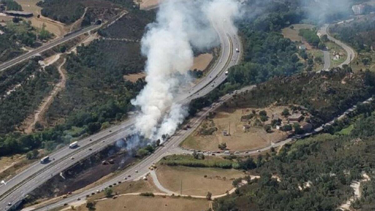 Imagen aérea del incendio en la  entre los municipios de Capmany y Agullana, en L'Alt Empordà, el 1 de agosto del 2019, en plena operación salida.
