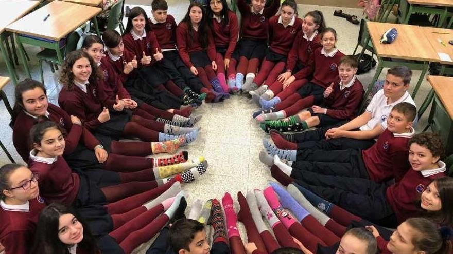 Los alumnos, con sus calcetines de colores.