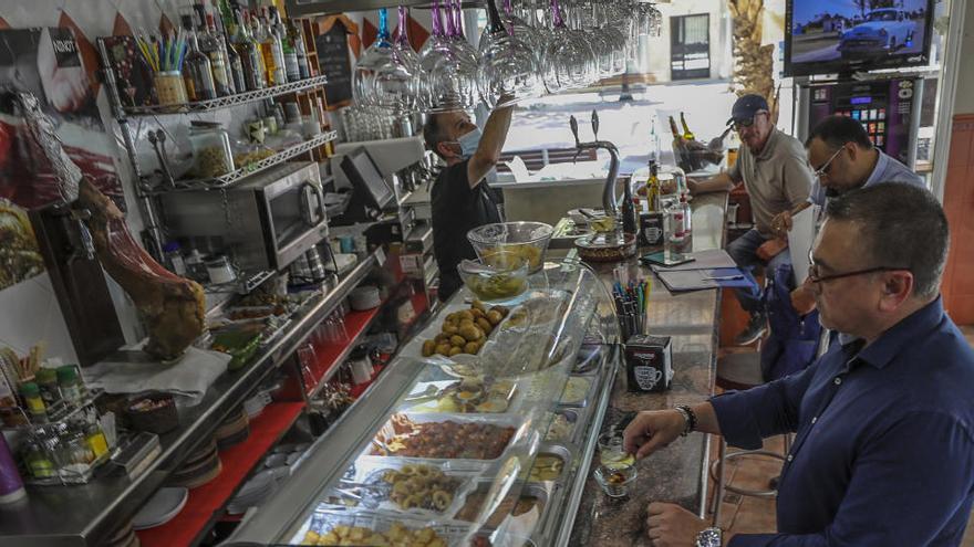 Consumir en la barra estará permitido, siempre que se garantice una separación mínima de 1,5 metros.