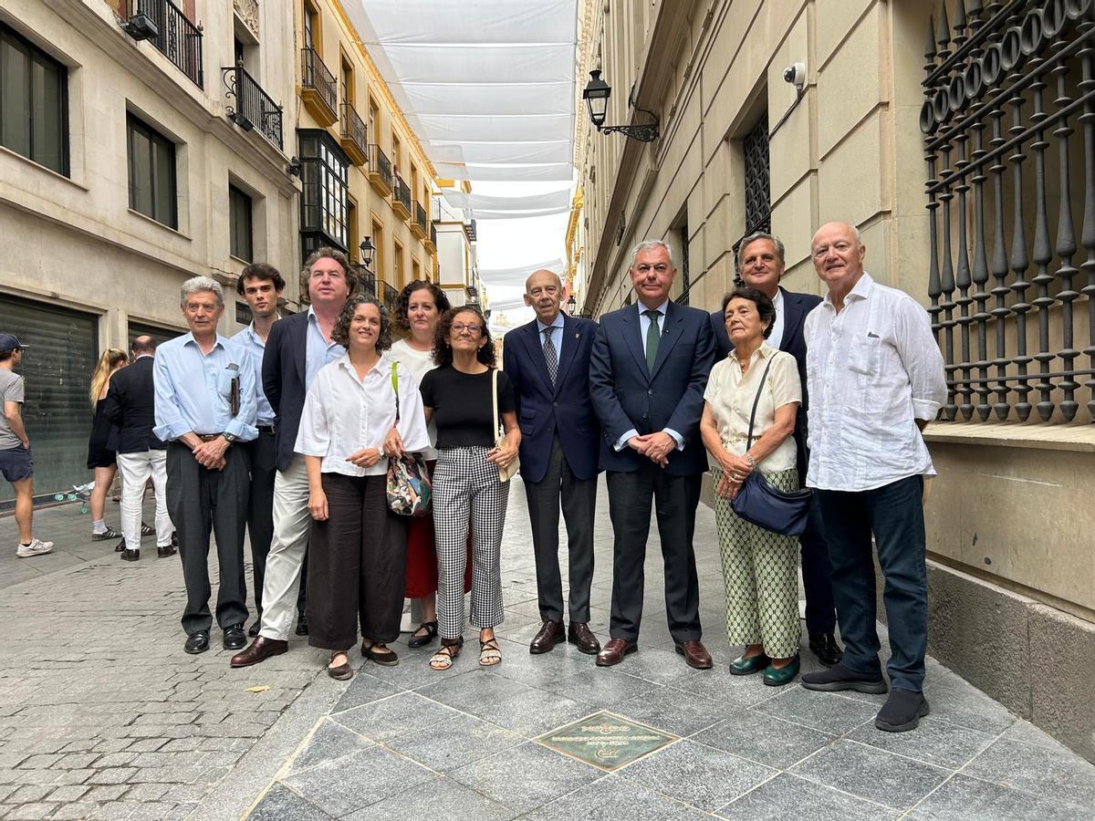El alcalde de Sevilla José Luis Sanz junto a la Familia Sánchez Mejías tras desvelar la placa