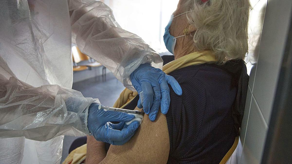 Sanidad empezará el miércoles a poner la vacuna de la gripe y la tercera dosis de covid a los mayores de 70 años