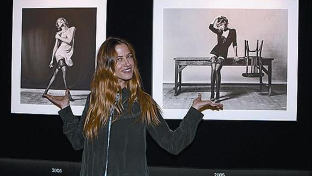 Martina Klein, frente a dos retratos.
