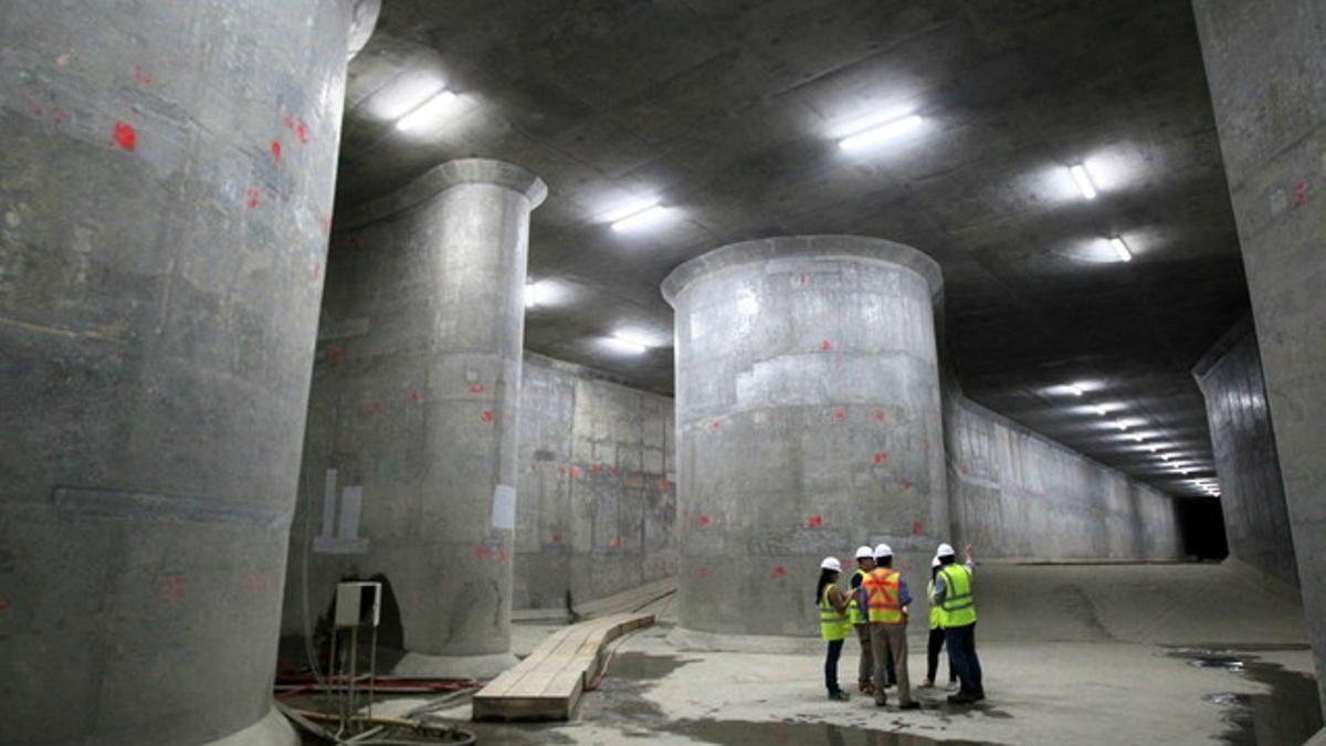 Un grupo de técnicos, en las bóvedas de intercambio de agua de las nuevas esclusas del Canal de Panamá, el pasado 15 de julio.