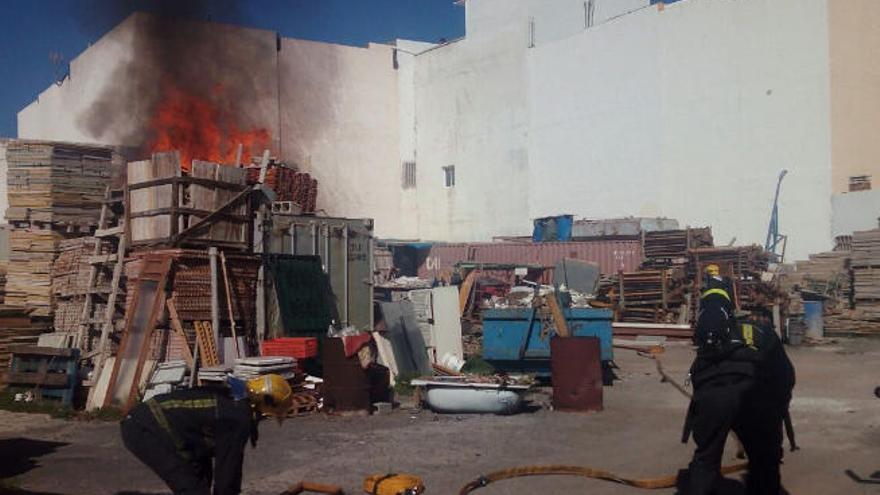 Desalojo por las llamas en Santa Lucía