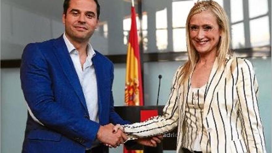 Aguado i Cifuentes van escenificar l&#039;acord entre els seus partits amb una encaixada de mans.