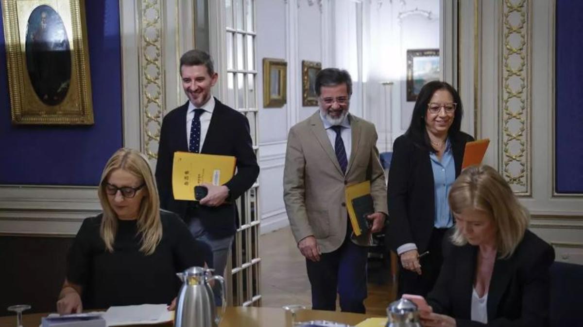 Los representantes de PP, Compromís, PSPV y Vox en la Mesa de las Cortes, este martes.