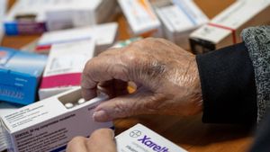 Barcelona 16.10.2024 Sociedad Una persona de avanzada edad manipula unos medicamentos (medicinas, gente mayor, sanidad, pastillas) . Fotografía de Jordi Cotrina