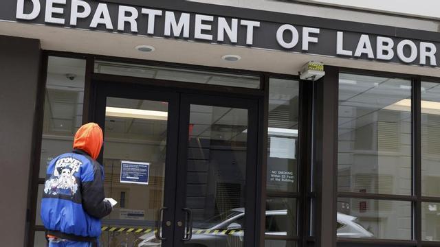 La creación de empleo en Estados Unidos se ralentiza aunque la tasa de paro vuelve a bajar.