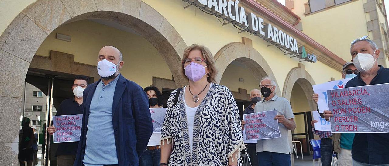 Los representantes del BNG ante la estación de ferrocarril vilagarciana, ayer.   | //  NOÉ PARGA